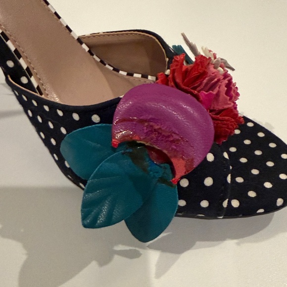 Betsey Johnson Black and White Polka Dot Heels with Floral Design - Picture 7 of 7